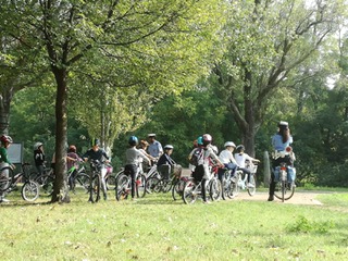 bambini durante un'attività didattica in bicicletta