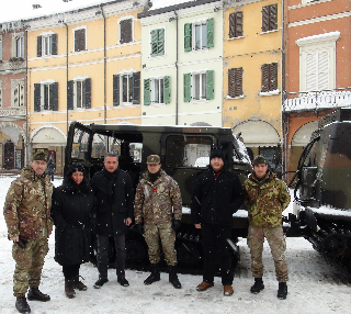 Il gatto delle nevi dell'Esercito in Piazza del Popolo