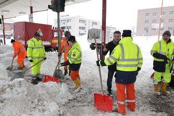 Alpini e volontari al lavoro all'autostazione