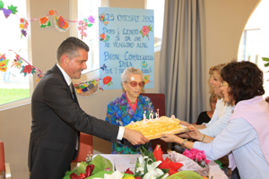 un'immagine degli auguri del Sindaco alla signora Dina