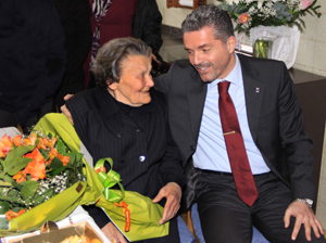 un'immagine degli auguri del Sindaco alla signora Letizia