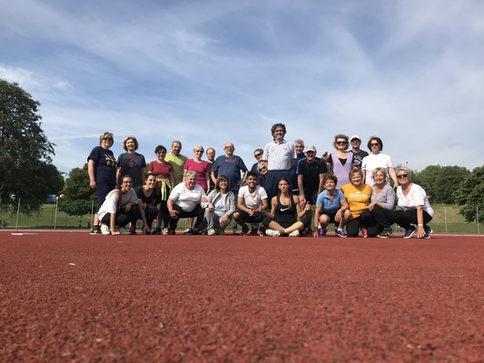 Foto di gruppo dei partecipanti con l’allenatore.