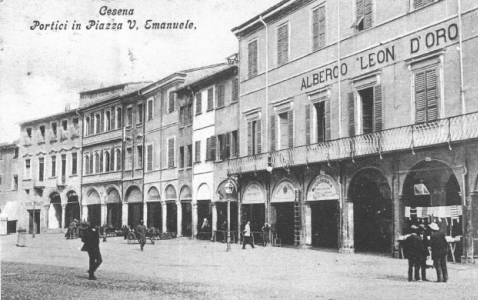 L'Albergo Leon d'Oro (ex stazione di posta), in Piazza Vittorio Emanuele (Piazza del Popolo)