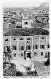 Il Palazzo degli Studi (Liceo Classico "Vincenzo Monti") e  Giardino Maurizio Bufalini, ripreso dalla torre del Campanone