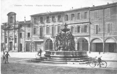 Piazza Vittorio Emanuele (Piazza del Popolo) con la Fontana Masini e  la Chiesa dei Santi Anna e Gioacchino