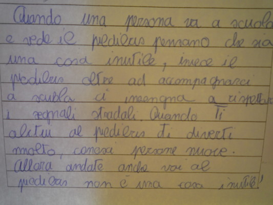 Il piedibus insegna a rispettare i segnali stradali 