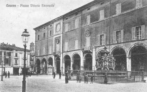 Piazza Vittorio Emanuele (Piazza del Popolo), con la Fontana Masini e  Palazzo Albornoz (sede municipale).