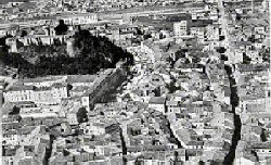 Il taglio di via C. Battisti (veduta aerea degli anni '50) 