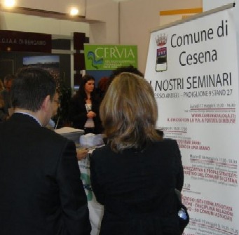 Lo stand al ForumPA - in primo piano il programma dei seminari del Comune di Cesena