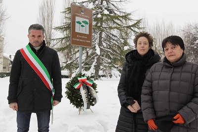 Il Sindaco Paolo Lucchi, accompagnato dagli Assessori Simona Benedetti e Maura Miserocchi, nel giardino dedicato alle "Vittime delle Foibe"