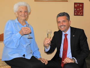 Immagine degli auguri del Sindaco alla signora Maria