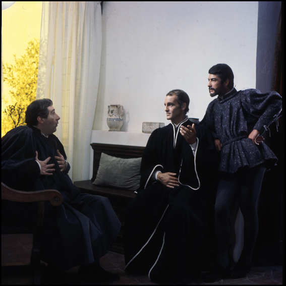 Philippe Leroy e Jean-Claude Brialy, La mandragola di Alberto Lattuada (1965) con Romolo Valli [ph. Divo Cavicchioli]