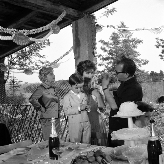Simone Signoret e Emmanuelle Riva, Adua e le compagne di Antonio Pietrangeli (1960) con Antonio Pietrangeli [ph. Angelo Pennoni]