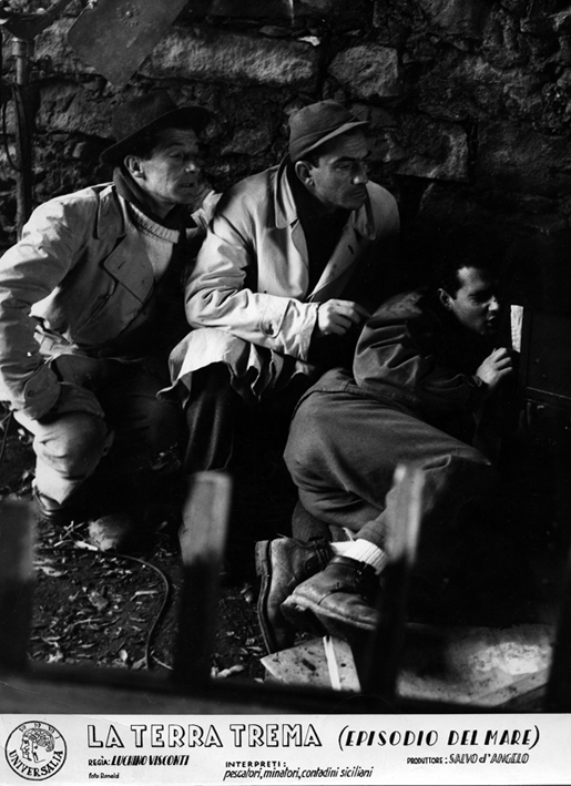 La terra trema (1948). Aldo, Luchino Visconti, Ajace Parolin [ph. Paul Ronald]