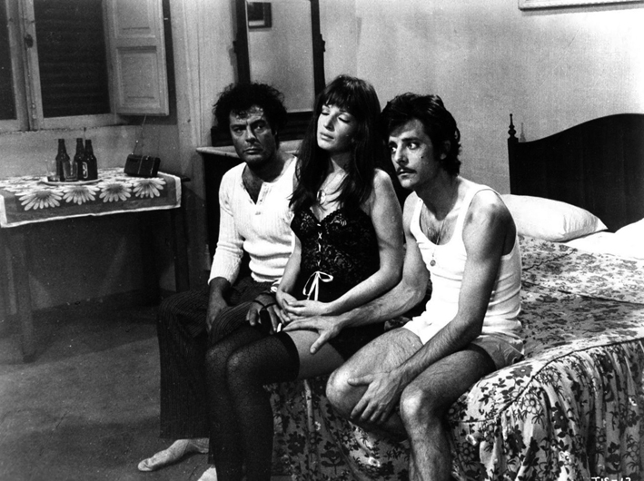 Dramma della gelosia (tutti i particolari in cronaca) (1970). Marcello Mastroianni, Monica Vitti, Giancarlo Giannini [ph. anonimo ]