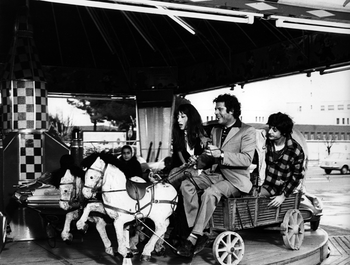 Dramma della gelosia (tutti i particolari in cronaca) (1970). Monica Vitti, Marcello Mastroianni, Giancarlo Giannini [ph. anonimo]