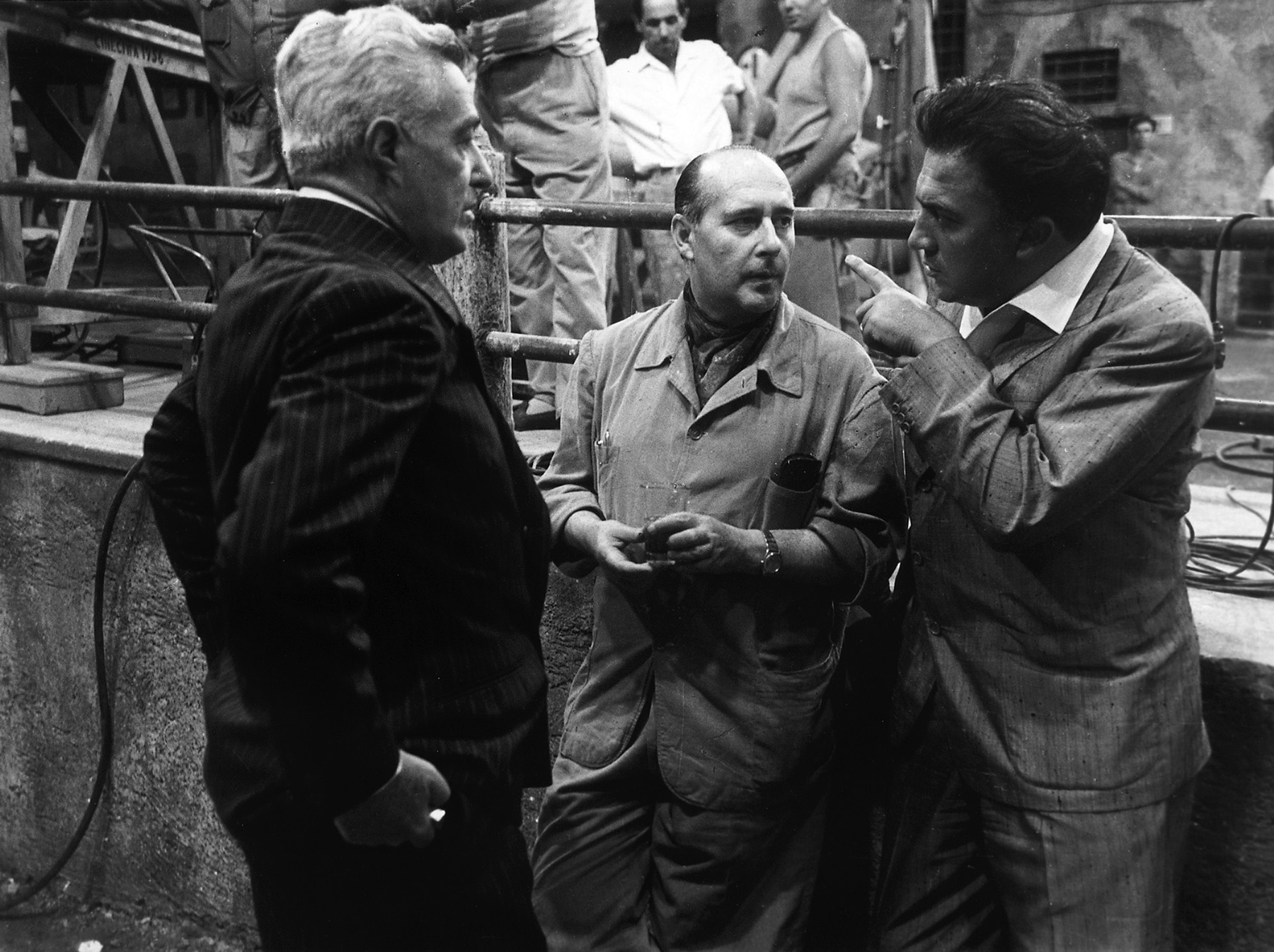 Il generale Della Rovere (1959). Vittorio De Sica, Roberto Rossellini e Federico Fellini, in visita al set [ph. Vittorugo Contino]