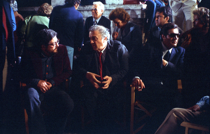 C’eravamo tanto amati (1974). Ettore Scola, Federico Fellini, Marcello Mastroianni [ph. Paul Ronald]