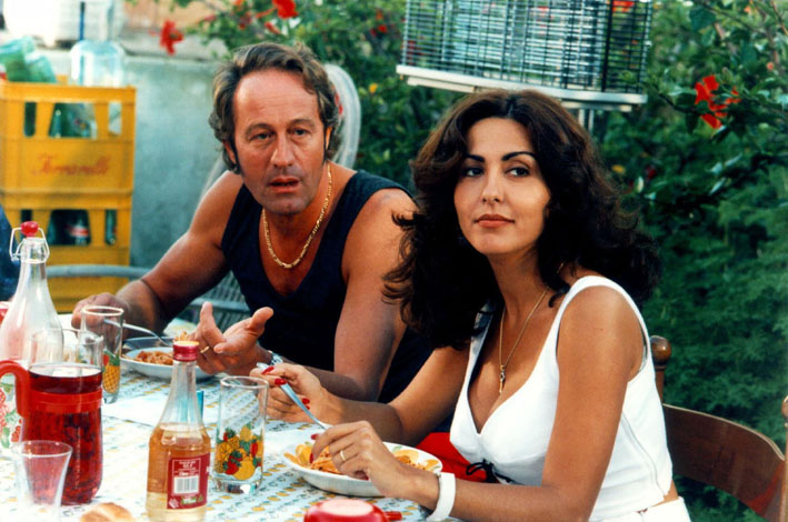 Ferie d’agosto (1996). Piero Natoli, Sabrina Ferilli [ph. Italo Tonni]