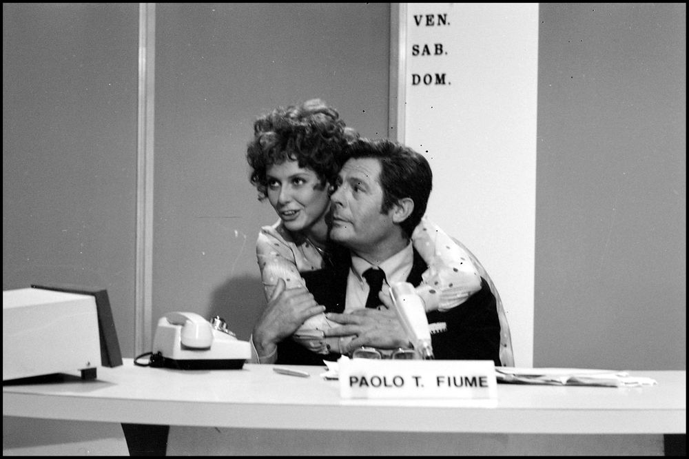 Signore e signori, buonanotte (1976). Marcello Mastroianni, Monica Guerritore [ph. Divo Cavicchioli]