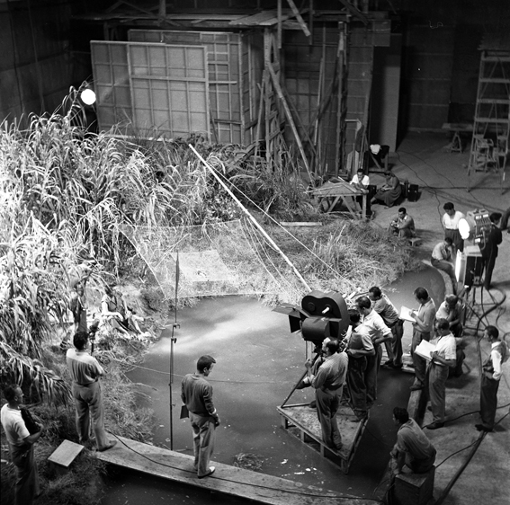 Bellissima (1951). Anna Magnani sulla sinistra, e la troupe [ph. Paul Ronald]