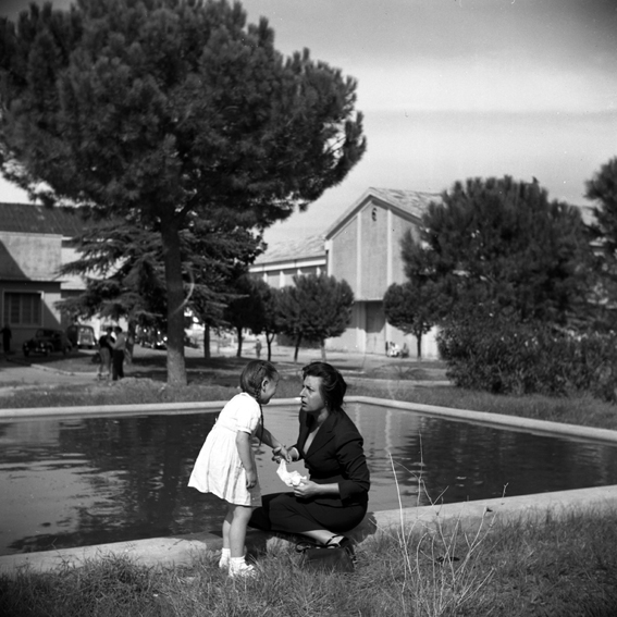 Bellissima (1951). Tina Apicella e Anna Magnani [ph. Paul Ronald]